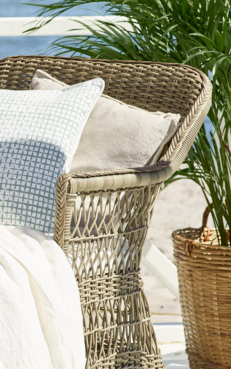 Esta es una imagen de detalle de Olivia Exterior Sunbed i antique grey artfibre aluminium. Detalle del panel lateral tejido de ArtFibre.