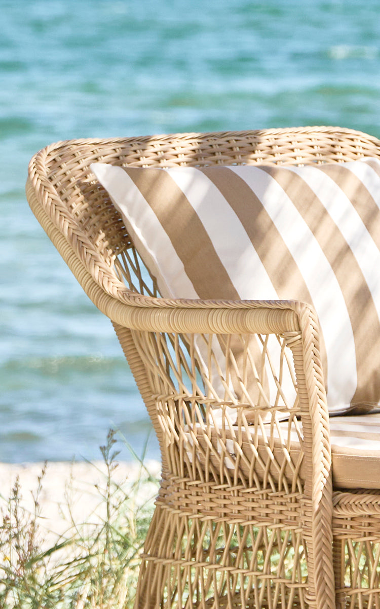 Esta es una imagen de detalle de Olivia Exterior Sunbed i natural artfibre aluminium. Detalle del panel lateral de ArtFibre con tejido de diamante.