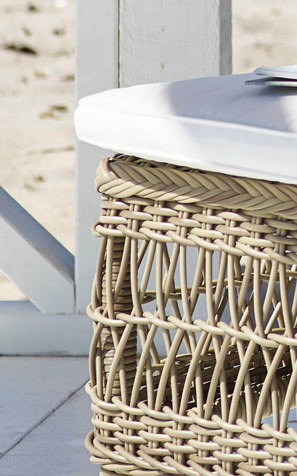 Esta es una imagen de detalle de Daisy tumbona en antique Grey ArtFibre Aluminium.