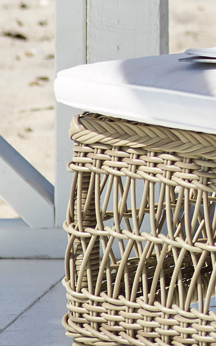 Esta es una imagen de detalle de Daisy tumbona en antique Grey ArtFibre Aluminium.