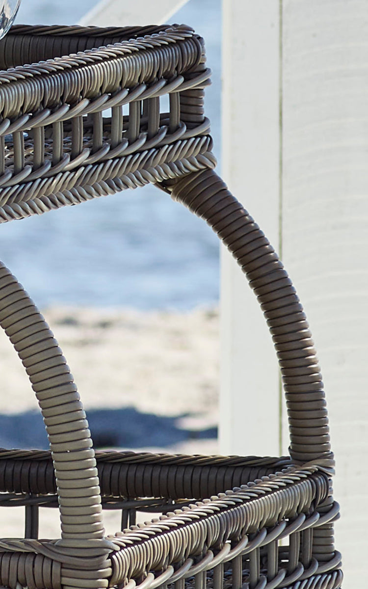 Esta es una imagen de detalle de James carrito en antique grey artfibre aluminium.