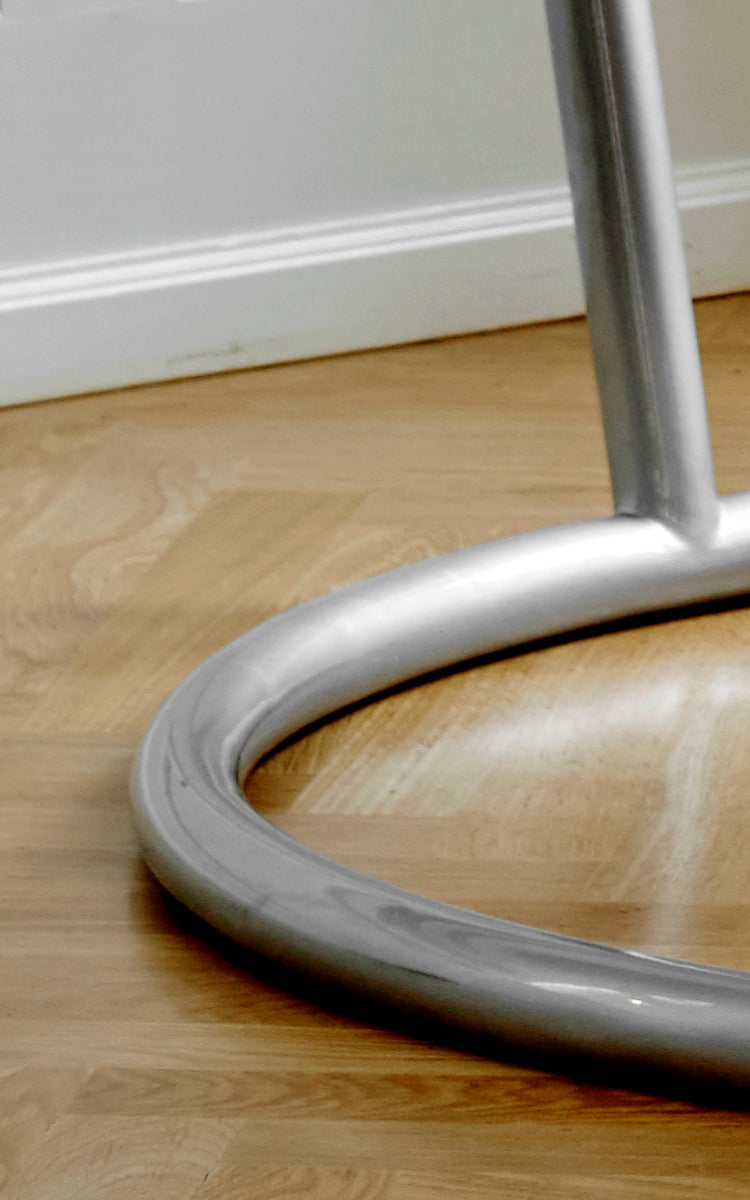 Esta es una imagen de detalle de Stand silla colgante en metal stand.