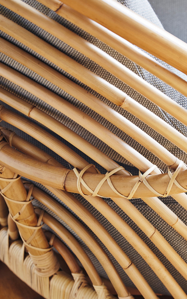 Esta es una imagen de detalle de Charlottenborg sillón lounge en polished Natural Rattan.