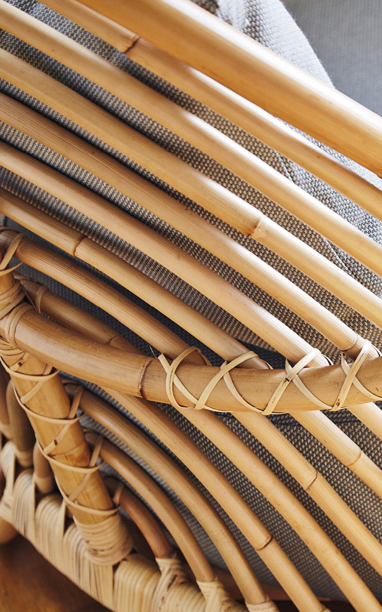 Esta es una imagen de detalle de Charlottenborg sofá en polished Natural Rattan.