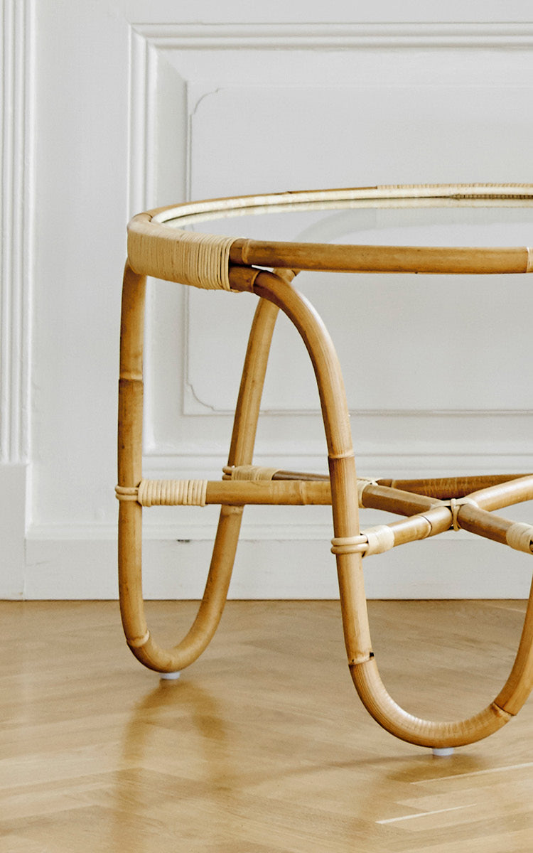 Esta es una imagen de detalle de Charlottenborg mesa de centro en polished Natural Rattan.