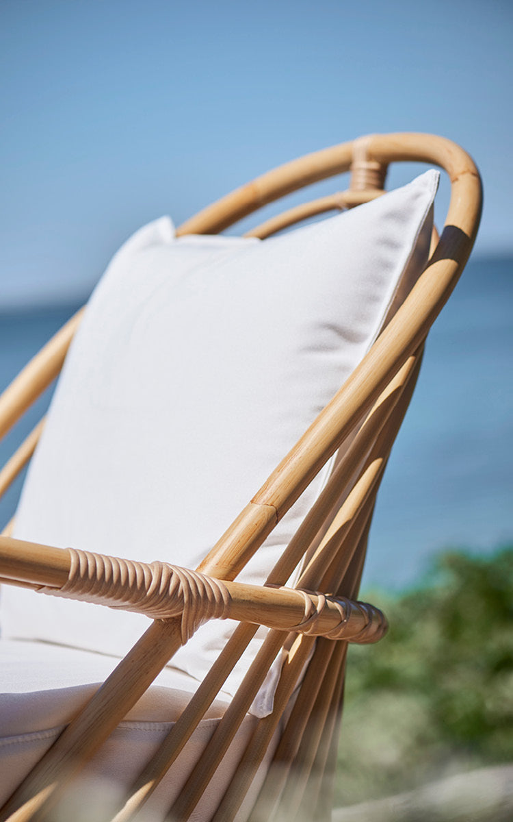 Esta es una imagen de detalle de Charlottenborg sillón lounge exterior en natural Aluminium ArtFibre.