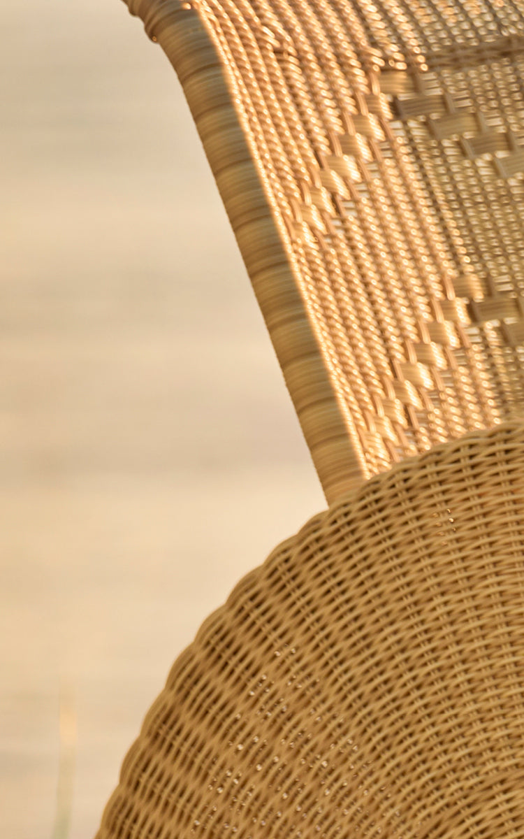 Esta es una imagen de detalle de Paris sillón lounge exterior en natural core weave artfibre aluminium. Detalle de la textura tejida y construcción de la estructura.