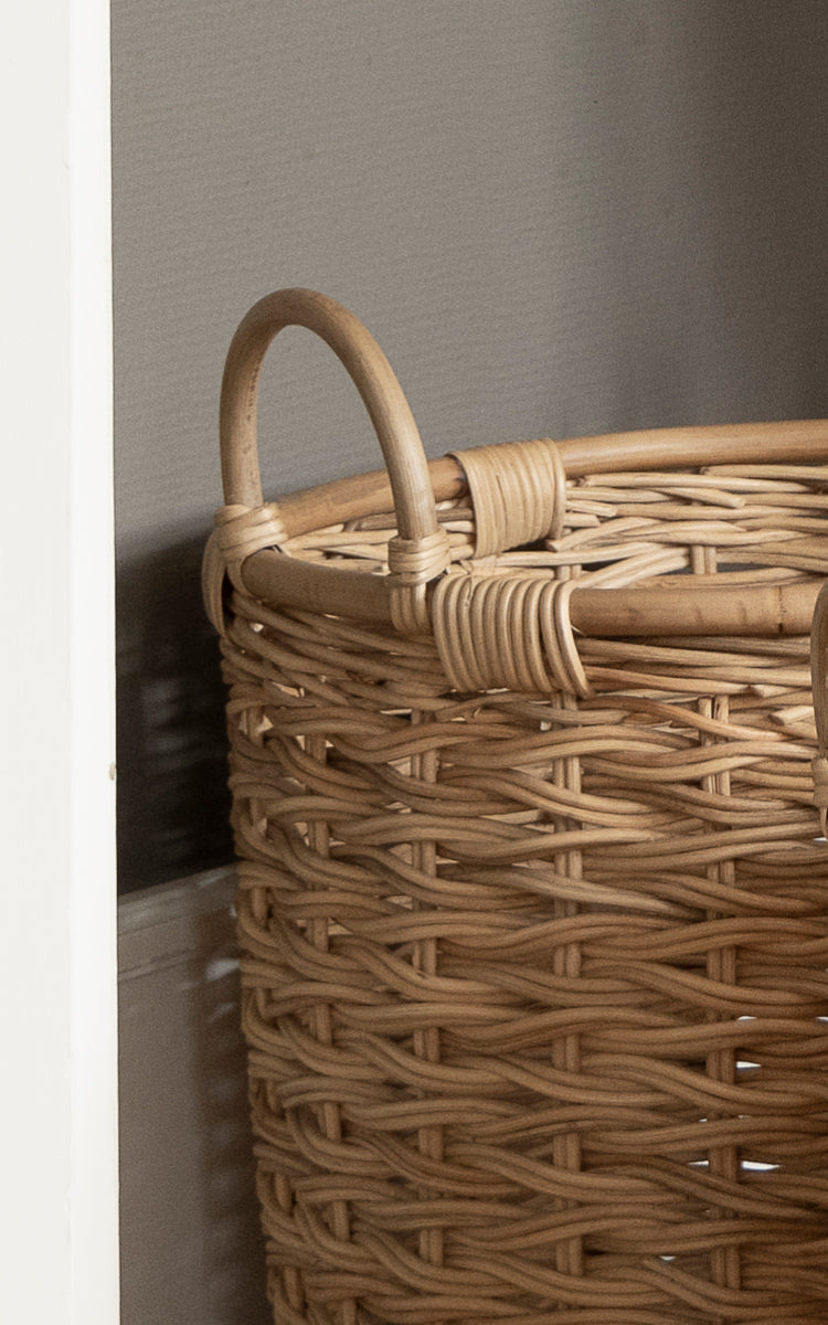 Esta es una imagen de detalle de Sarah juego de cestas en natural rattan. Detalle del asa trenzada de ratán y cuerpo robusto tejido de la cesta.