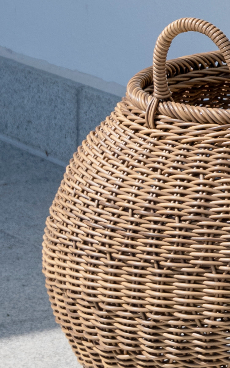 Esta es una imagen de detalle de Smilla cesta en chestnut core weave ArtFibre Aluminium.