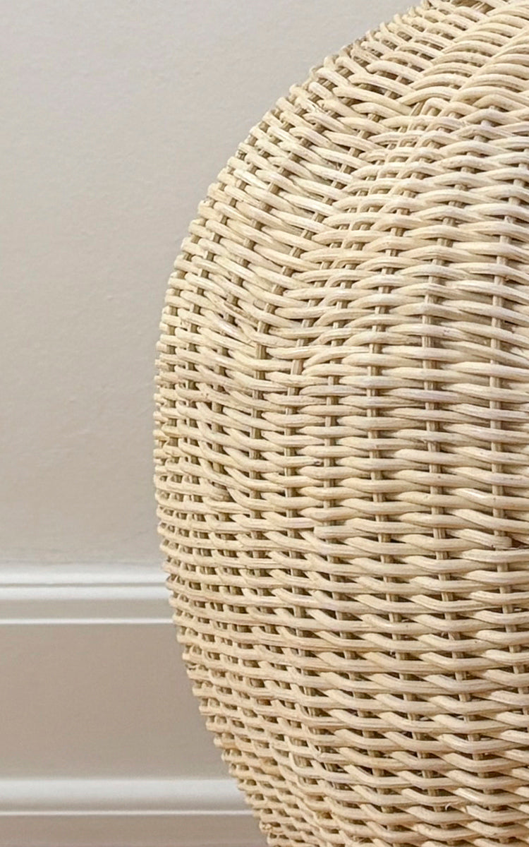 Esta es una imagen de detalle de Flumen cesta en natural core weave iron frame.