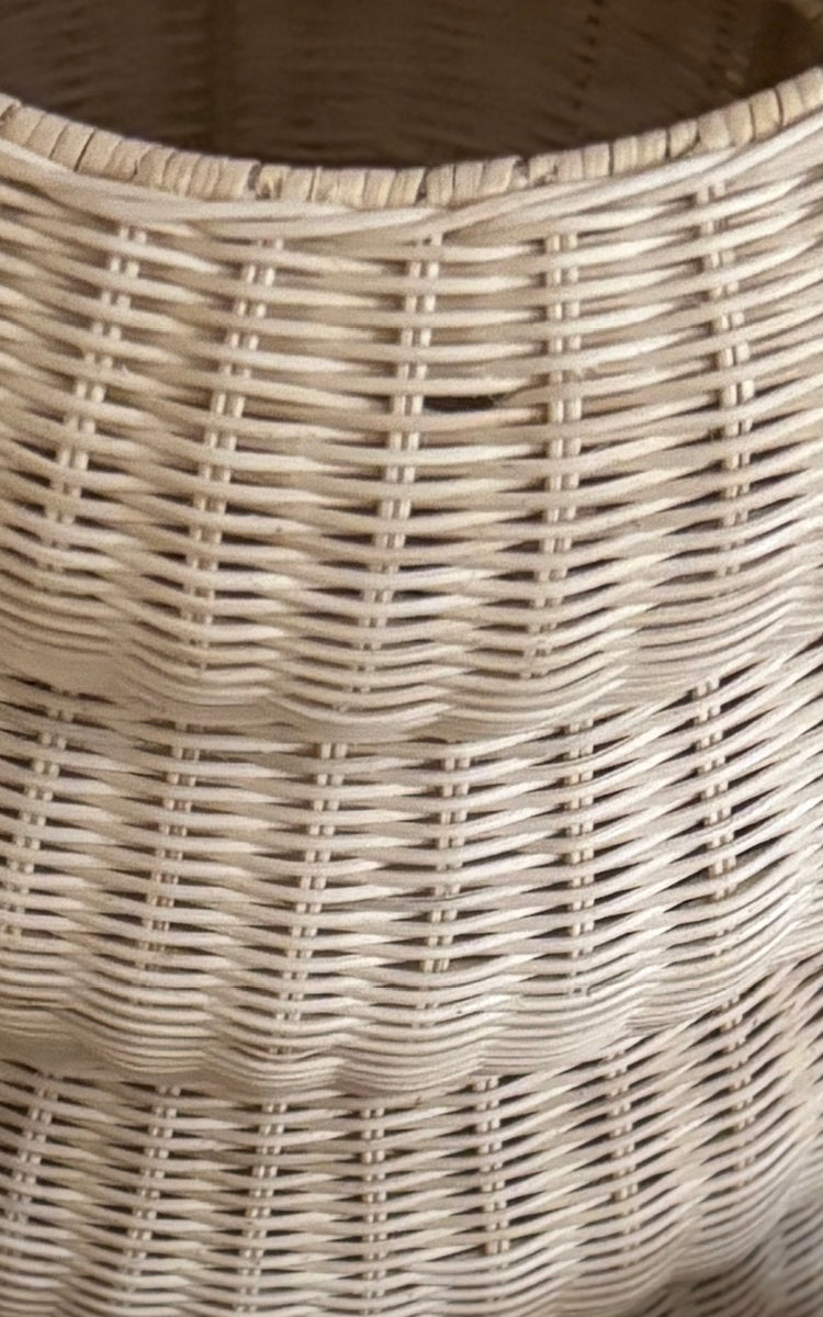 Esta es una imagen de detalle de Mel Basket i natural core weave rattan frame. Detalle de la forma escalonada de reloj de arena y el tejido apretado.