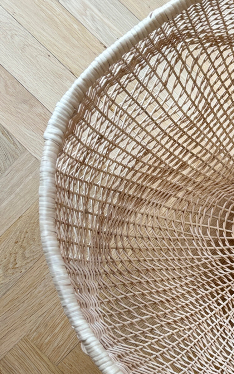 Esta es una imagen de detalle de Folia cesta en natural core weave iron frame.