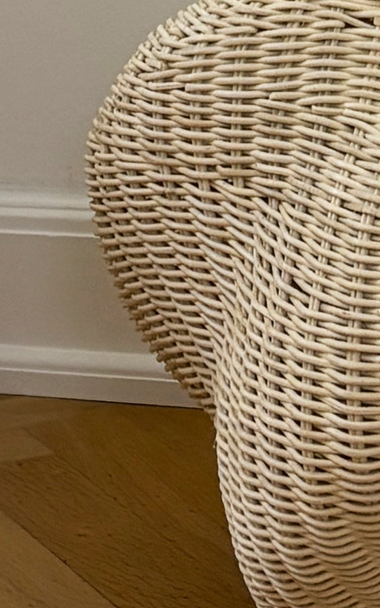 Esta es una imagen de detalle de Solaris Basket Ø40 cm en natural core weave iron frame. Detalle de la cesta de anillos de ratán abierta con radios verticales.