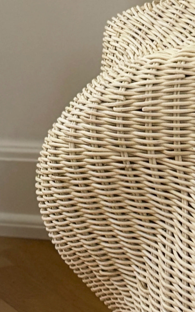 Esta es una imagen de detalle de Solaris Basket Ø46 cm en natural core weave iron frame. Detalle de la cesta de anillos de ratán abierta mayor con atados cruzados.