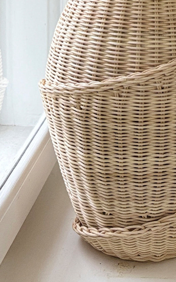Esta es una imagen de detalle de Floris cesta en natural core weave iron frame.
