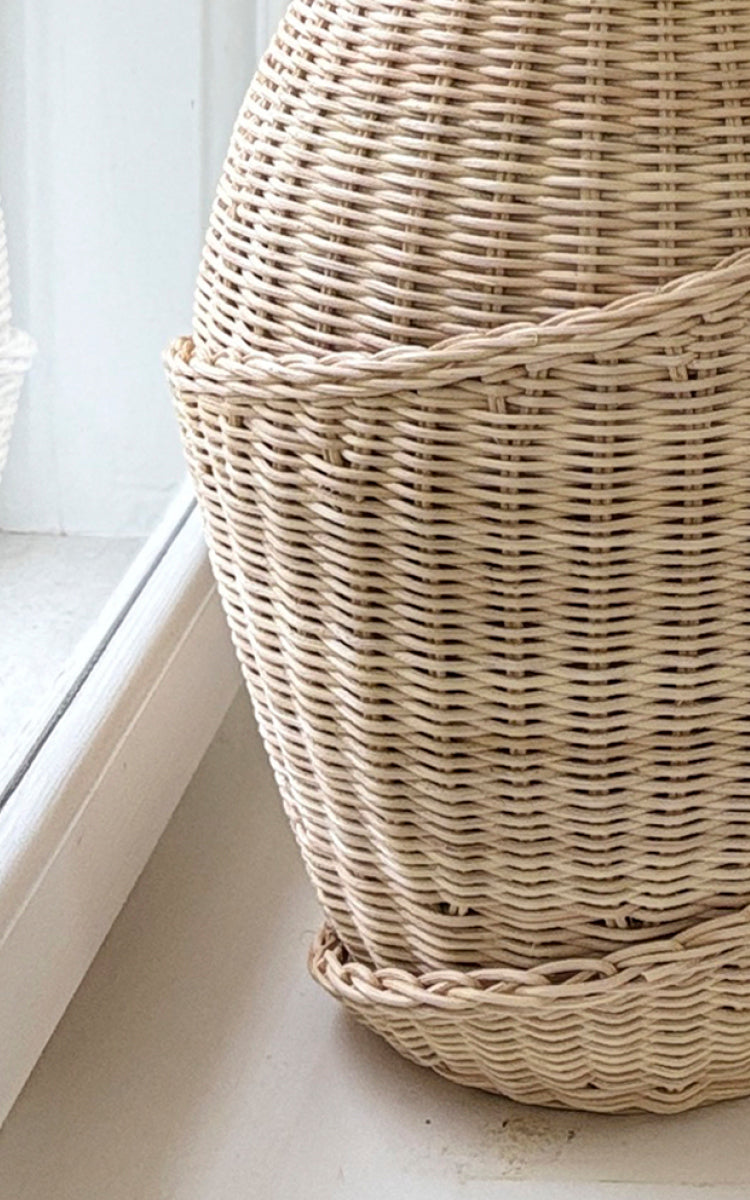 Esta es una imagen de detalle de Floris cesta en natural core weave iron frame.