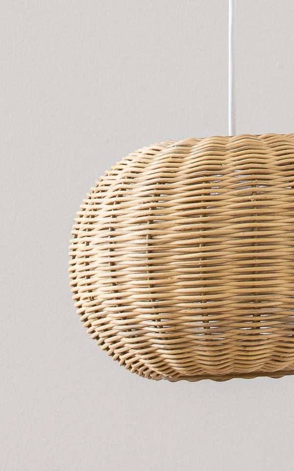 Esta es una imagen de detalle de Tangelo Lampshade Ø24 cm | Extra Small en natural rattan. Detalle del tejido redondeado de la lámpara colgante de ratán natural.