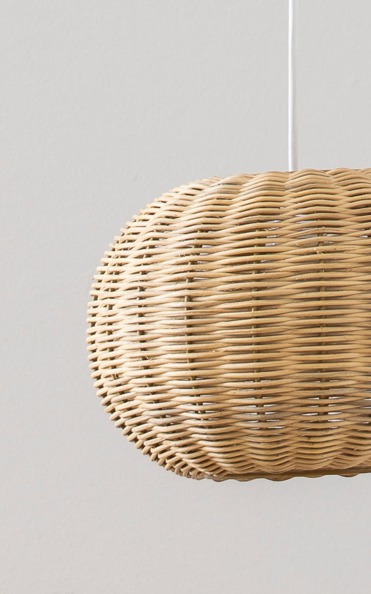 Esta es una imagen de detalle de Tangelo Lampshade Ø24 cm | Extra Small en natural rattan. Detalle del tejido redondeado de la lámpara colgante de ratán natural.