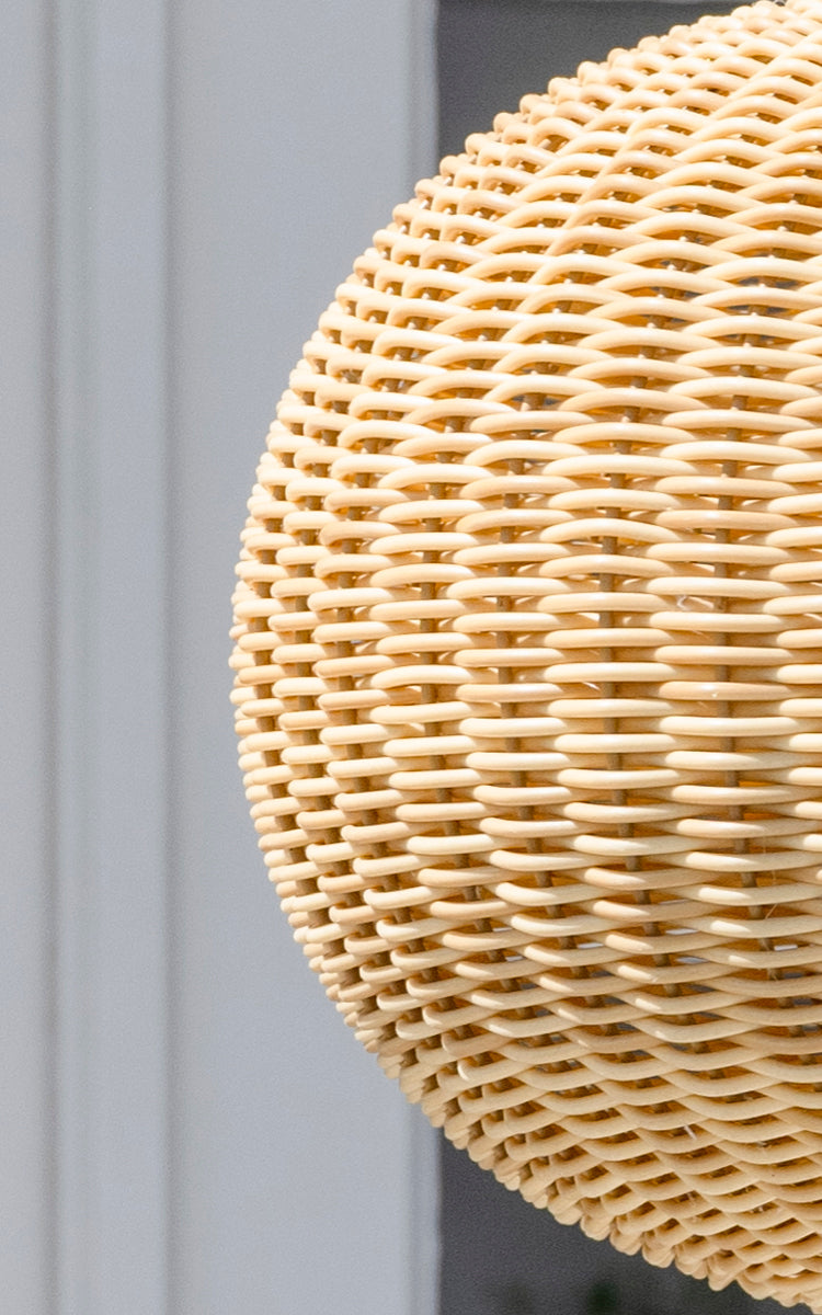 Esta es una imagen de detalle de Tangelo Exterior Lampshade Ø37 cm | Small en natural core weave artfibre & aluminium.