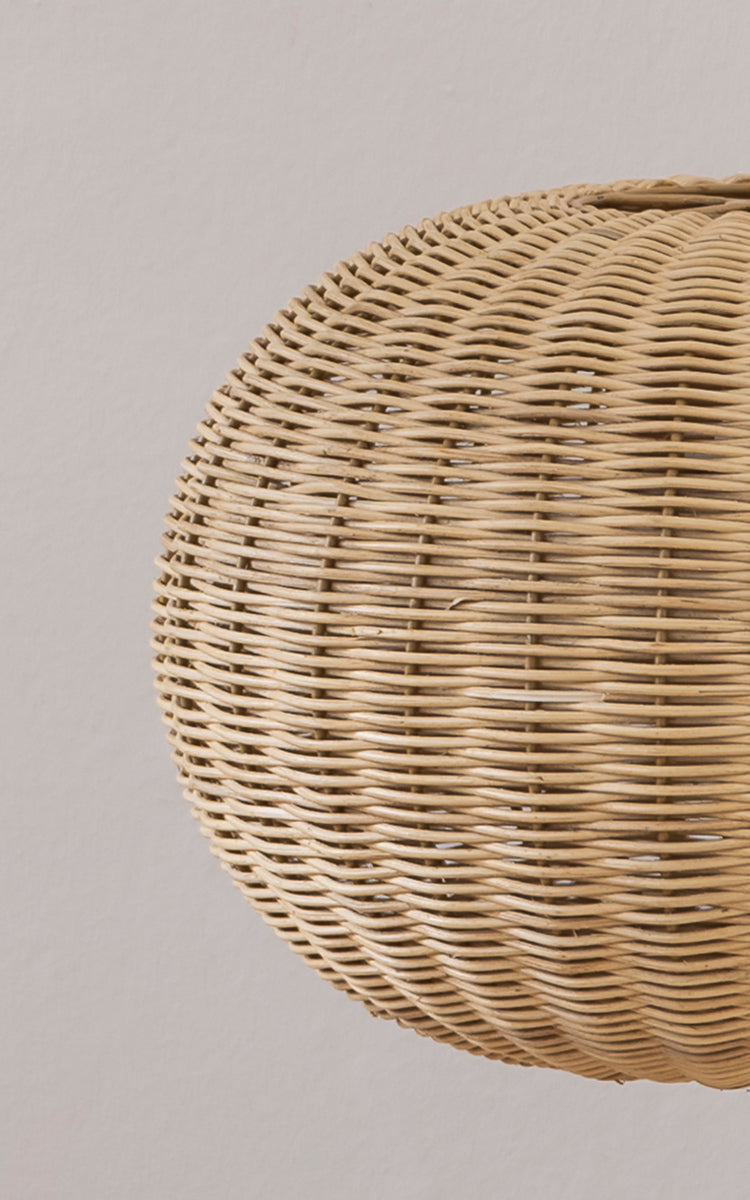 Esta es una imagen de detalle de Tangelo Lampshade Ø37 cm | Small en natural rattan. Detalle del tejido redondeado de ratán de la pantalla colgante pequeña.
