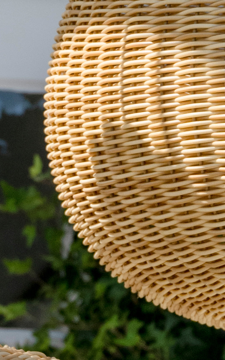 Esta es una imagen de detalle de Tangelo Exterior Lampshade Ø49 cm | Medium en natural core weave artfibre & aluminium.