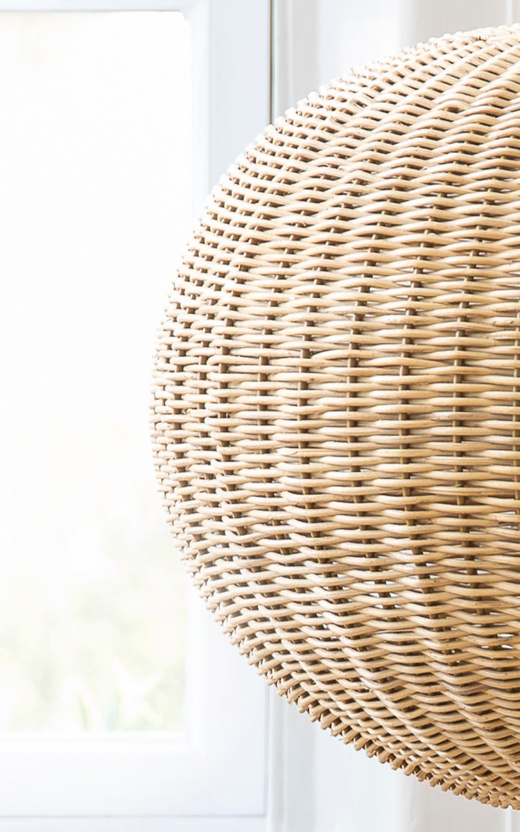 Esta es una imagen de detalle de Tangelo Lampshade Ø49 cm | Medium en natural rattan. Detalle del tejido mediano de ratán de la lámpara colgante redondeada.