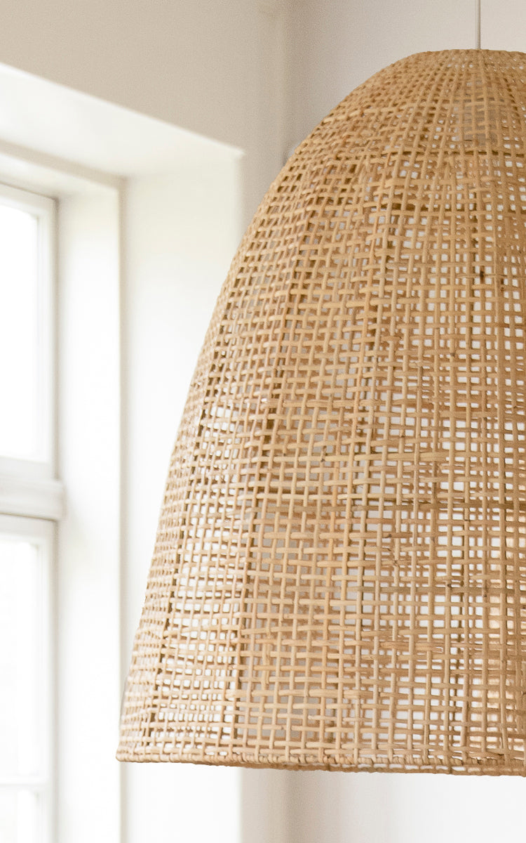 Esta es una imagen de detalle de Showroom pantalla de lámpara en natural core weave artfibre & aluminium. El tejido de rejilla abierta crea una silueta cálida y ligera.