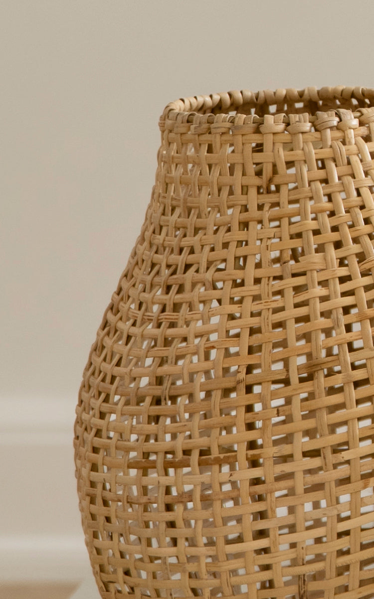 Esta es una imagen de detalle de Figura pantalla de pie en light natural weave rattan.