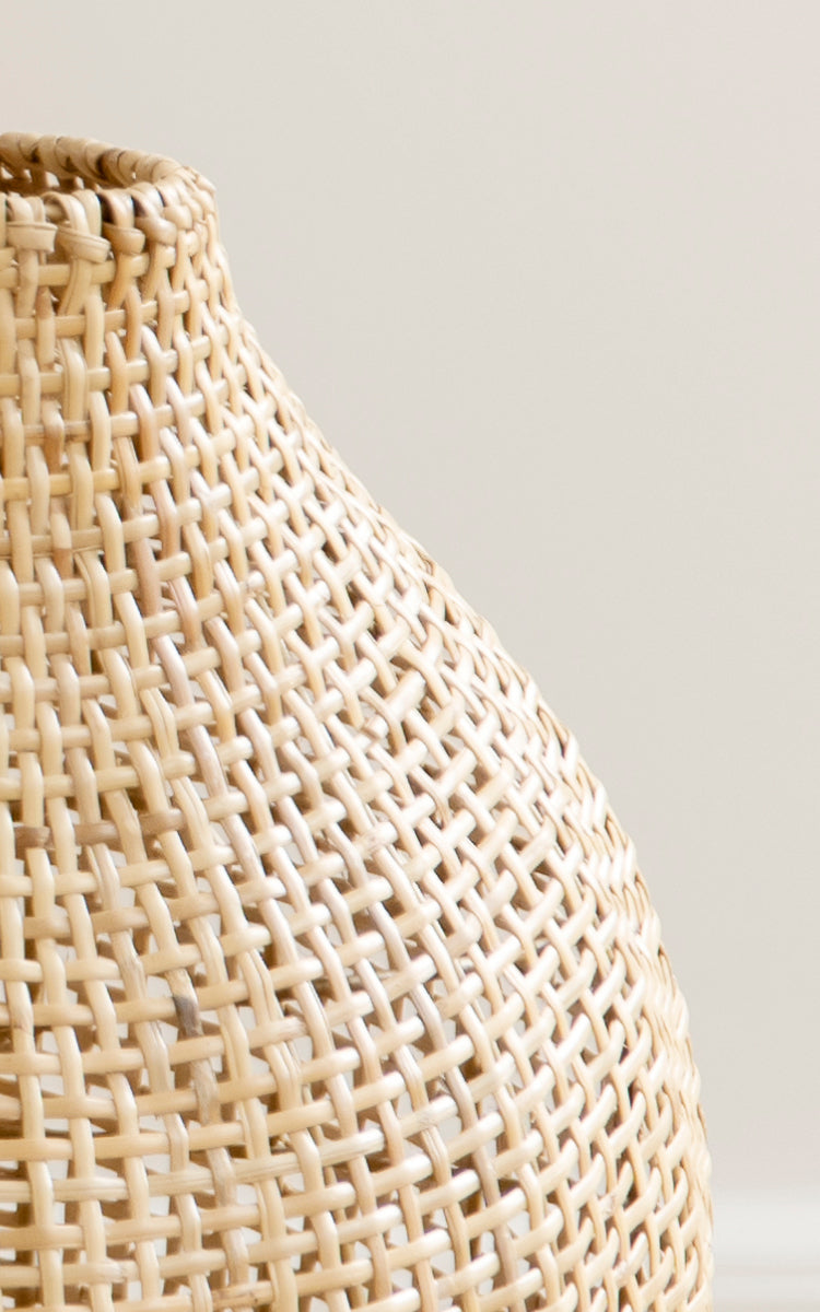 Esta es una imagen de detalle de Figura pantalla de pie en light natural weave rattan.