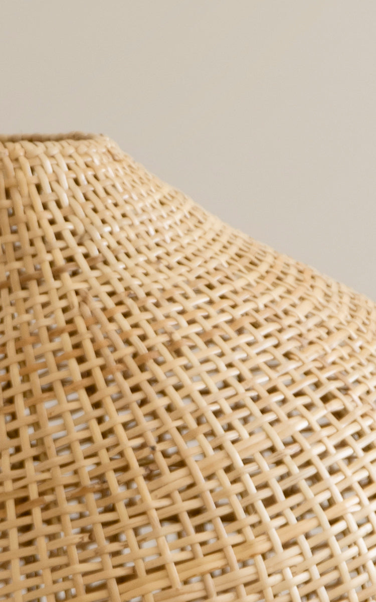 Esta es una imagen de detalle de Figura pantalla de pie en light natural weave rattan.