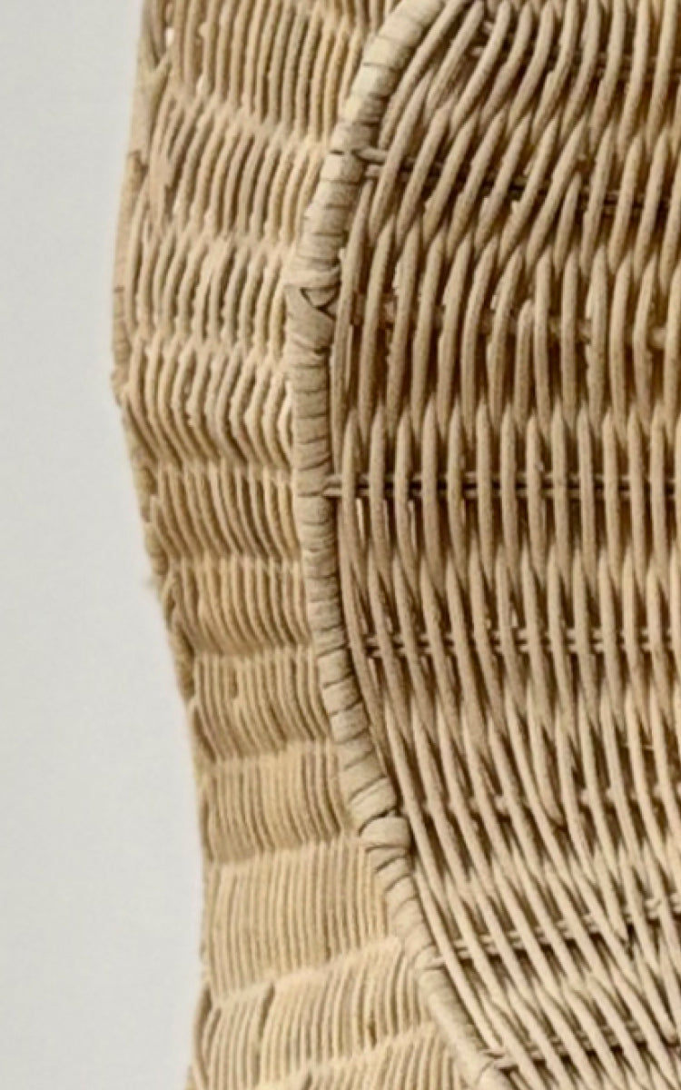Esta es una imagen de detalle de Floral espejo en natural core weave iron frame.