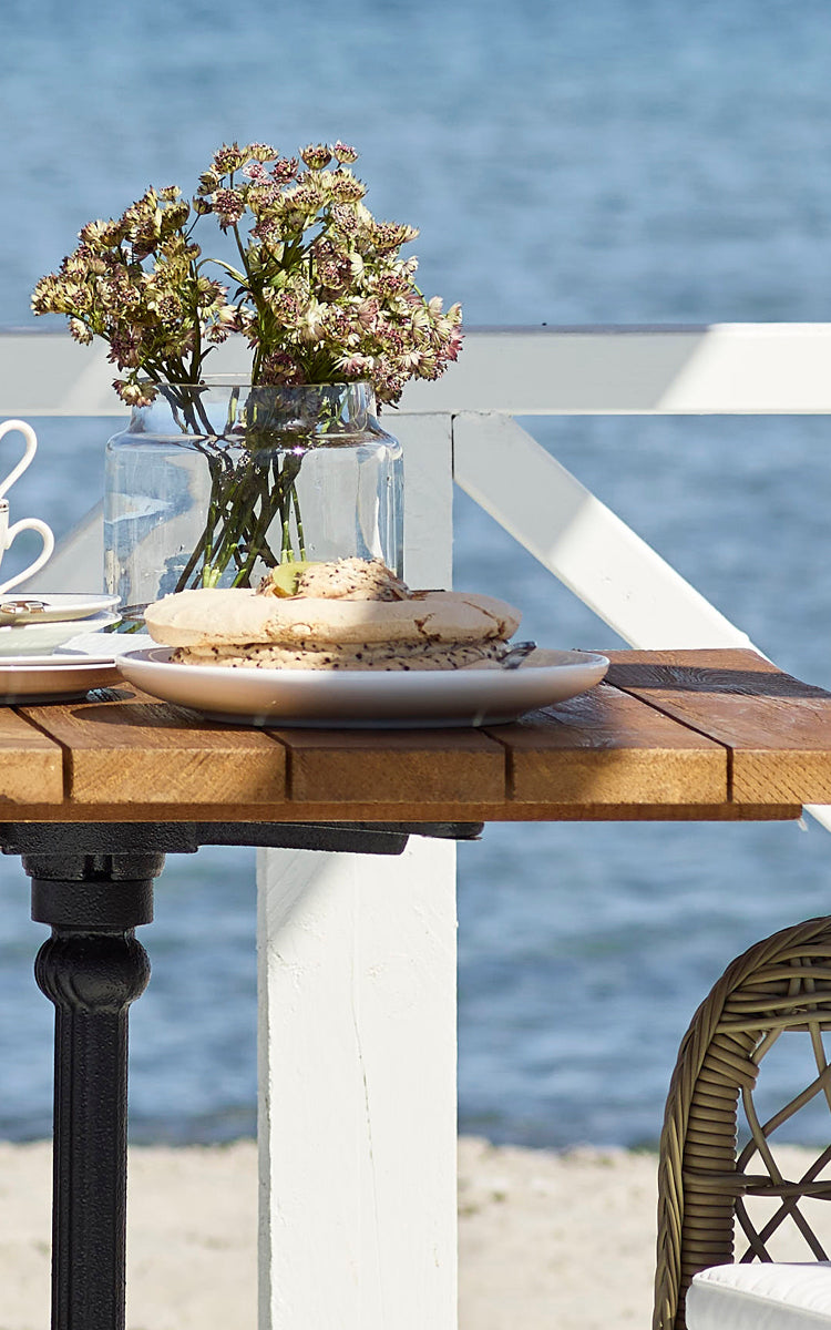 Esta es una imagen de detalle de Lyon Bar Table | Teak 70x70 cm en cast iron.