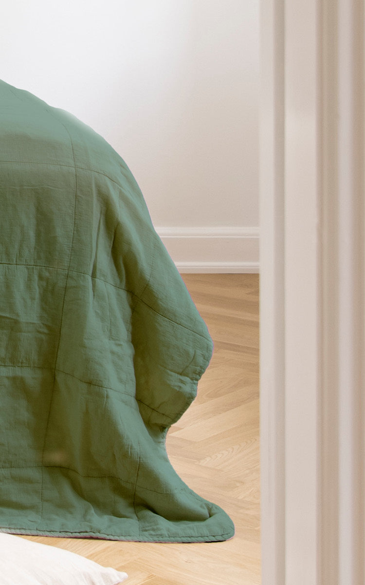 Esta es una imagen de detalle de CTE058DF colcha en dark Forest Cotton.