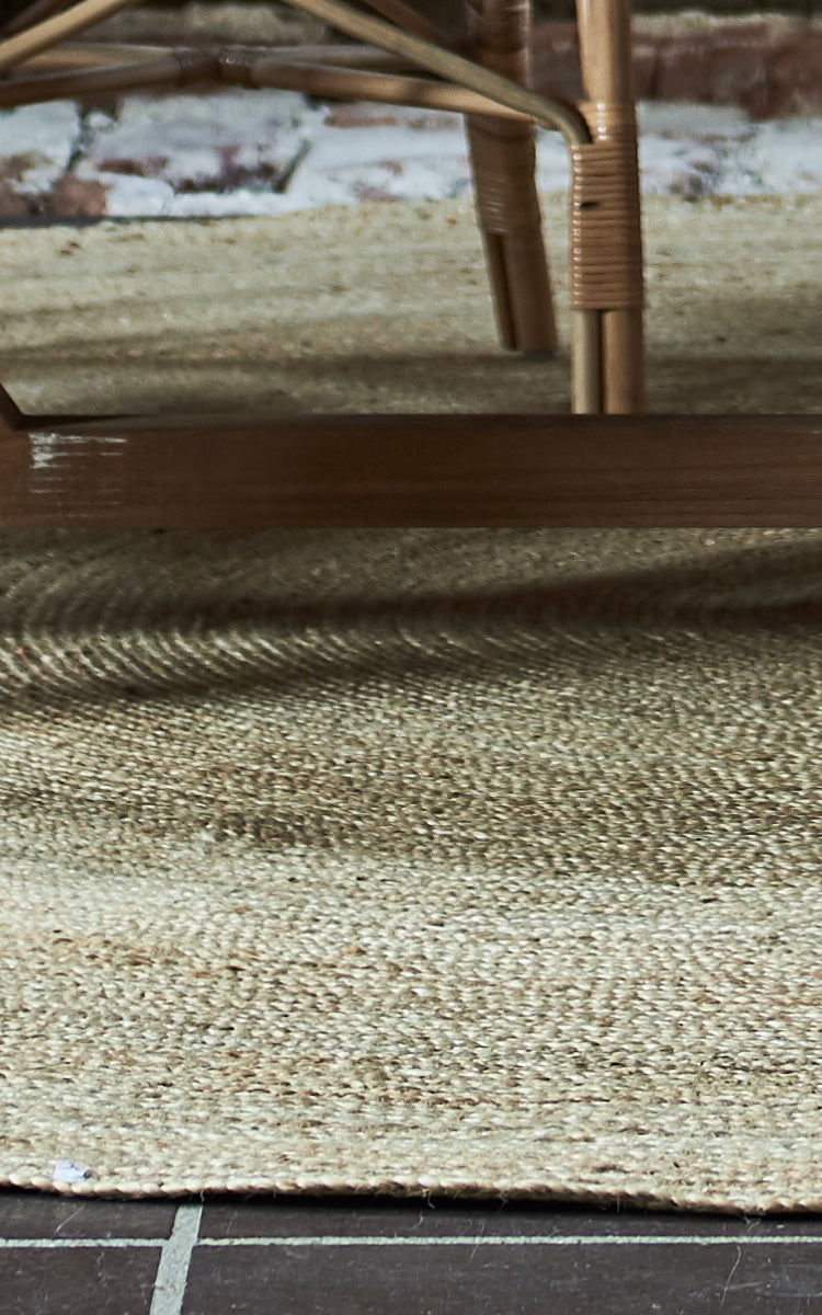 Esta es una imagen de detalle de Jute Carpet Ø280 en natural jute. El patrón concéntrico tejido y el borde natural detallan la alfombra redonda.