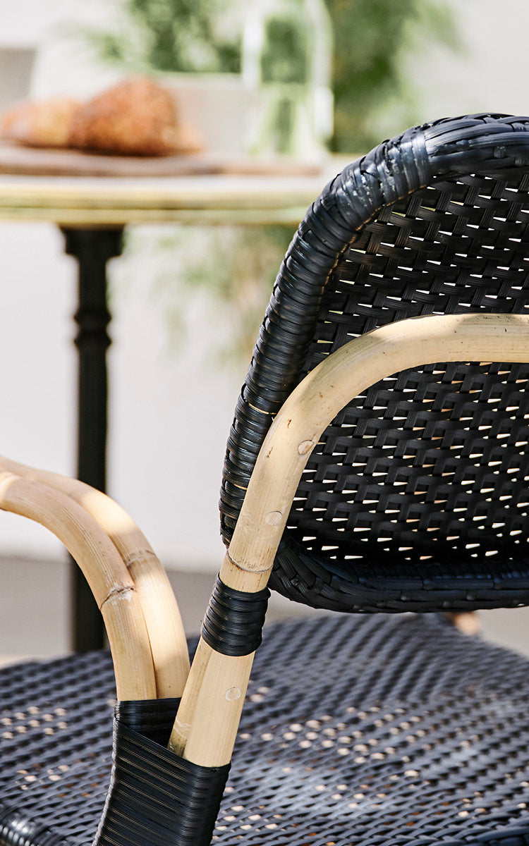 Esta es una imagen de detalle de Bistro Dining Chair en skin on Rattan frame.