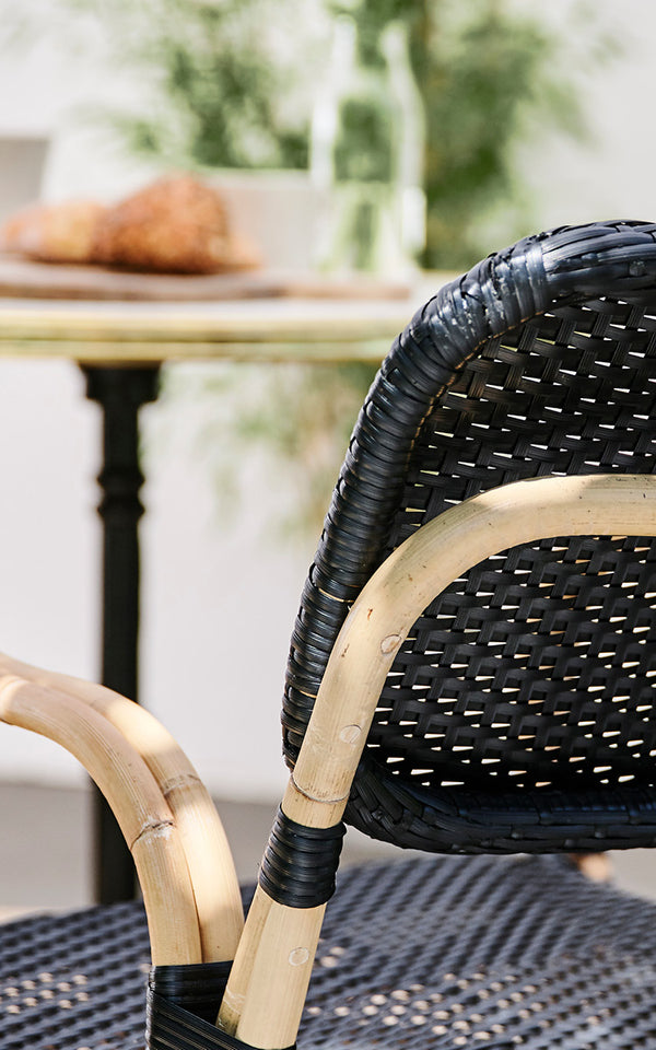 Esta es una imagen de detalle de Bistro Bench en skin on Rattan frame.