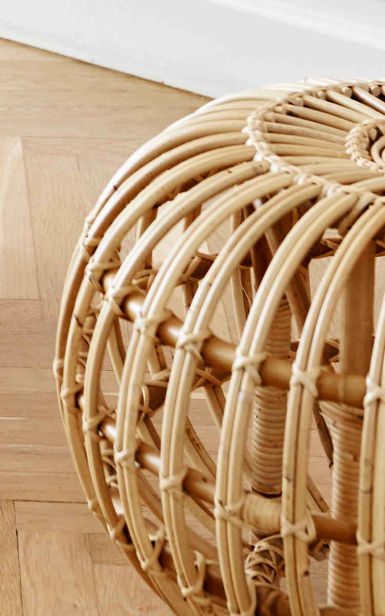 Esta es una imagen de detalle de Ottoman Large en natural skin on rattan. Detalle de la gran estructura natural de jaula de ratán sobre parqué.