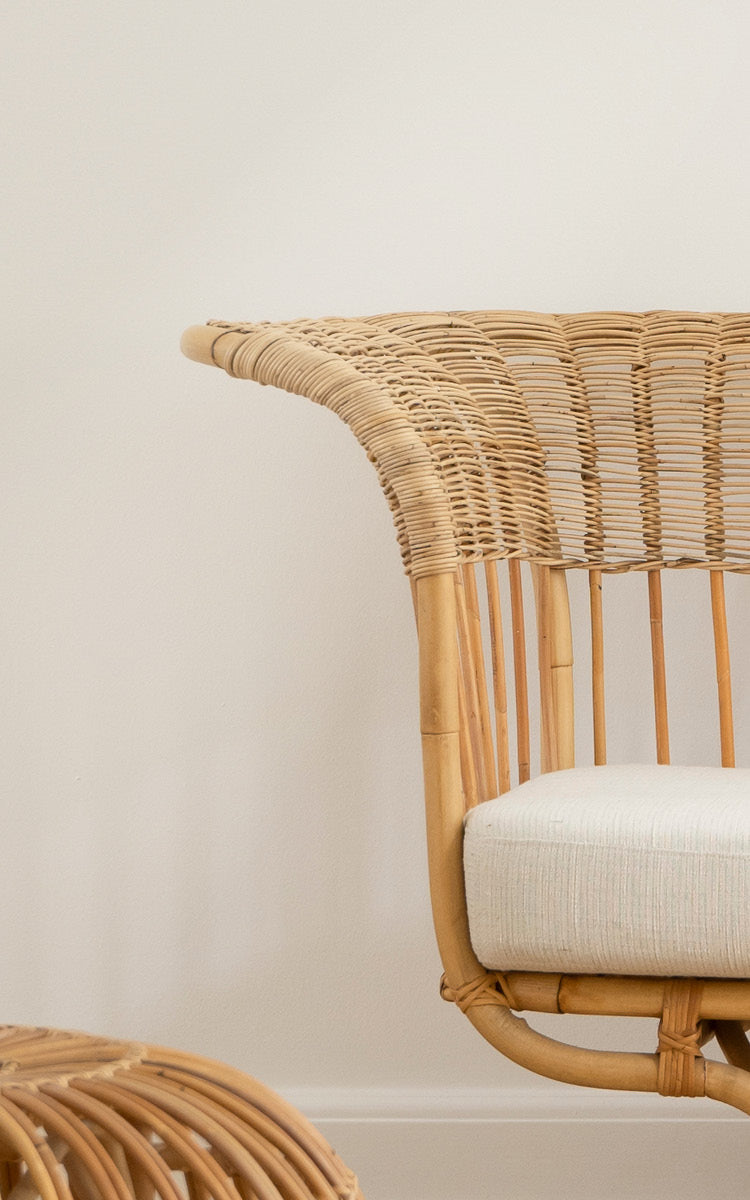 Esta es una imagen de detalle de Belladonna sofá en polished natural rattan.