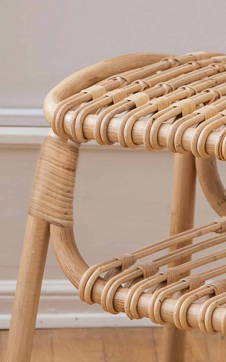 Esta es una imagen de detalle de Machiya taburete en natural skin on rattan. Tejido de asiento de ratán en lazos y juntas envueltas en tonos cálidos.