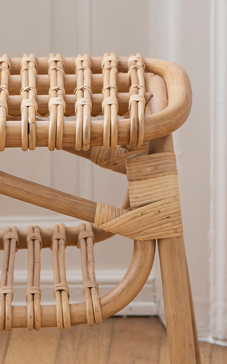 Esta es una imagen de detalle de Machiya banco en natural skin on rattan. Juntas de ratán envueltas y detalle de construcción de asiento abierto en lazos.