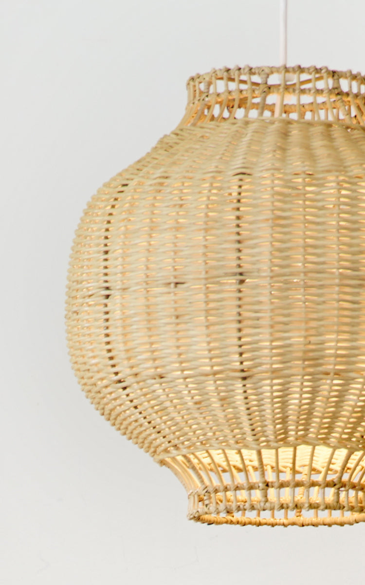 Esta es una imagen de detalle de Tomos pantalla de lámpara en natural core weave rattan frame. La forma redondeada y abultada con el intrincado tejido se muestra.