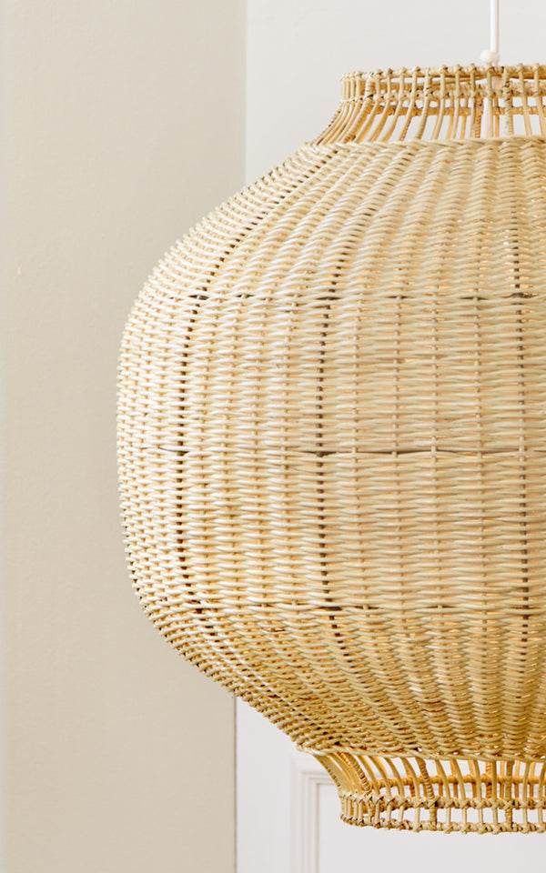 Esta es una imagen de detalle de Tomori pantalla de lámpara en natural core weave rattan frame. La gran forma de barril con delicado detalle de tejido se muestra.