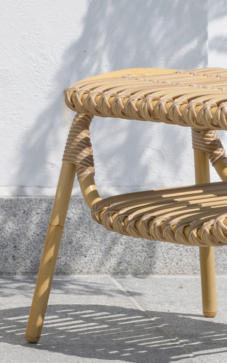 Esta es una imagen de detalle de Machiya taburete exterior en natural aluminium artfibre. Asiento trenzado de ArtFibre y juntas envueltas en terraza exterior.