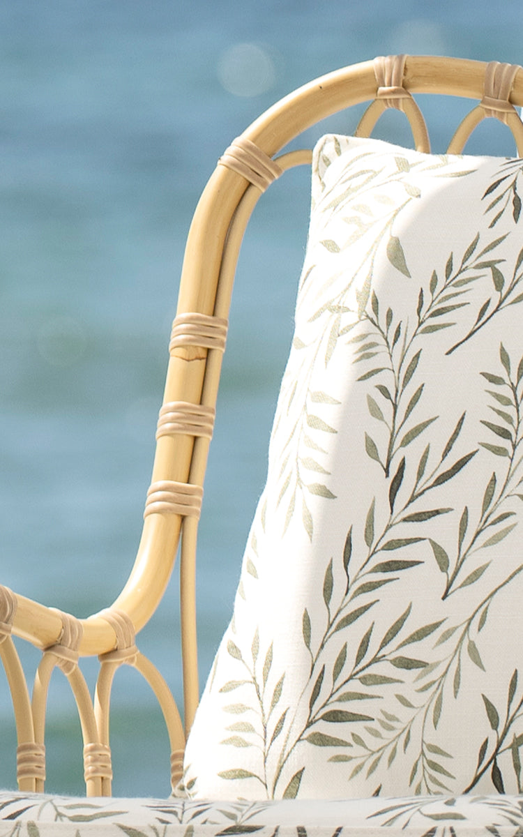 Esta es una imagen de detalle de Tulip sillón lounge exterior en natural aluminium artfibre. Detalle de la textura tejida y construcción de la estructura.