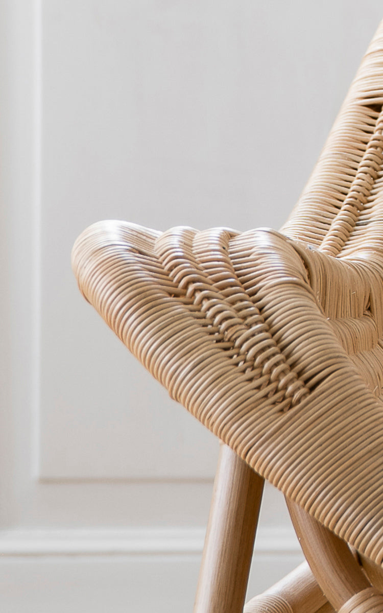 Esta es una imagen de detalle de Pacifique sillón lounge en natural core weave rattan frame. Detalle de la textura tejida y construcción de la estructura.