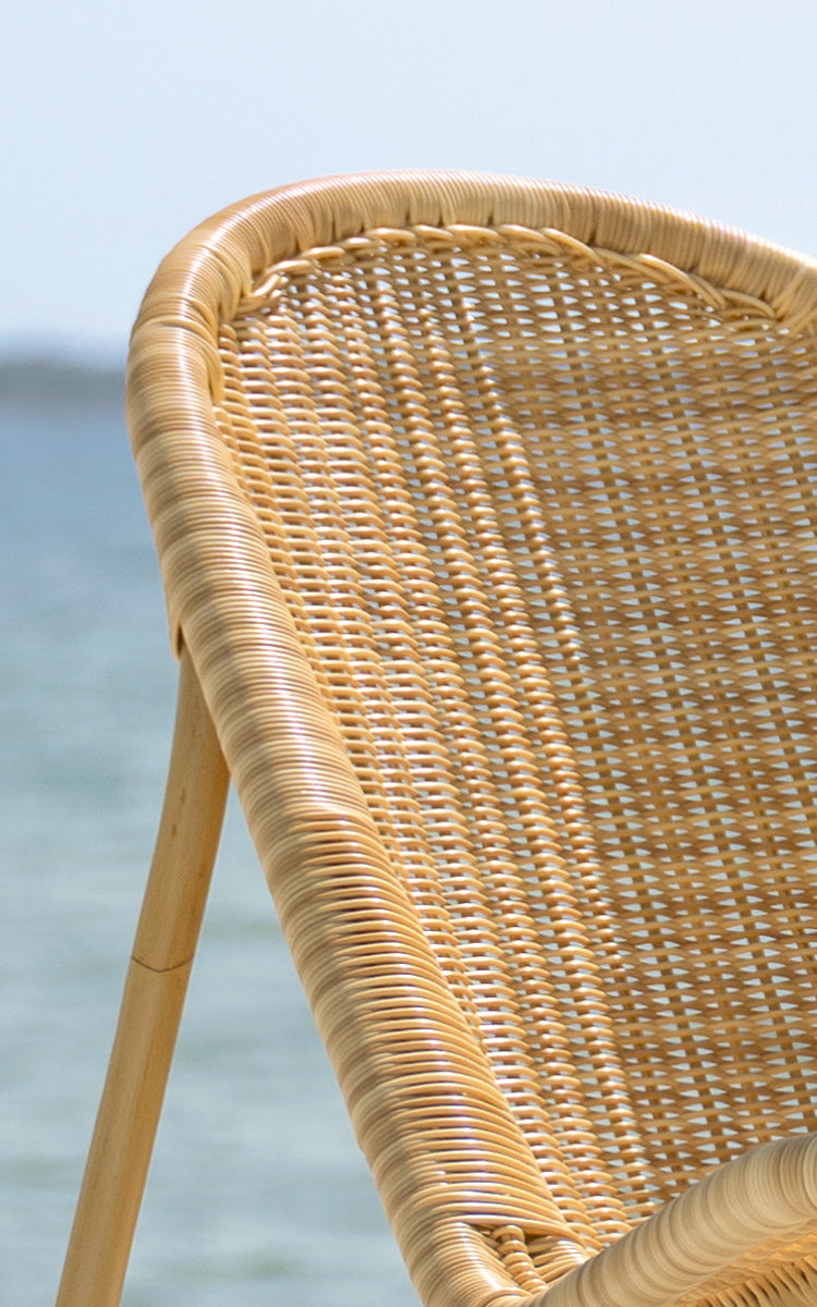 Esta es una imagen de detalle de Pacifique sillón lounge exterior en natural core weave artfibre aluminium.