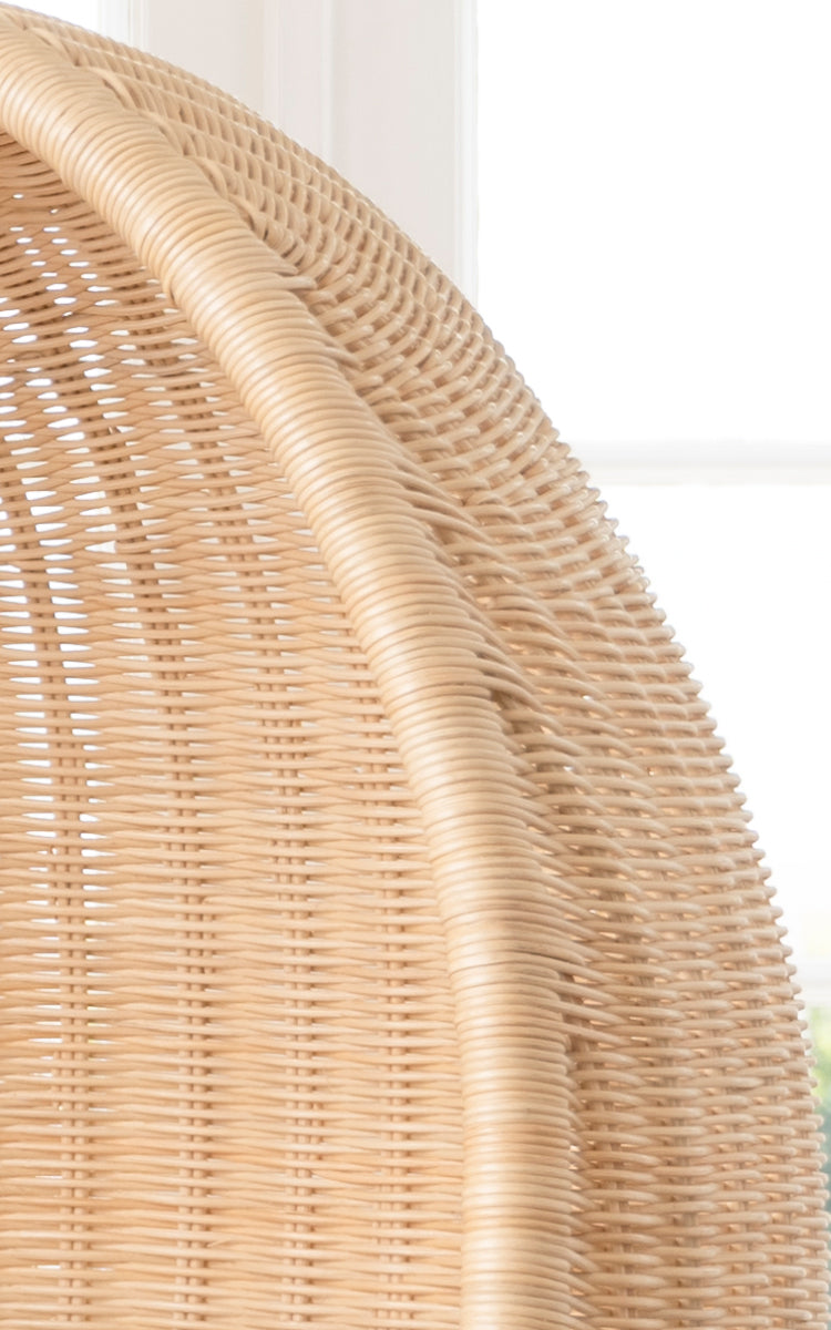 Esta es una imagen de detalle de Hanging silla colgante junior en natural core weave Rattan frame.