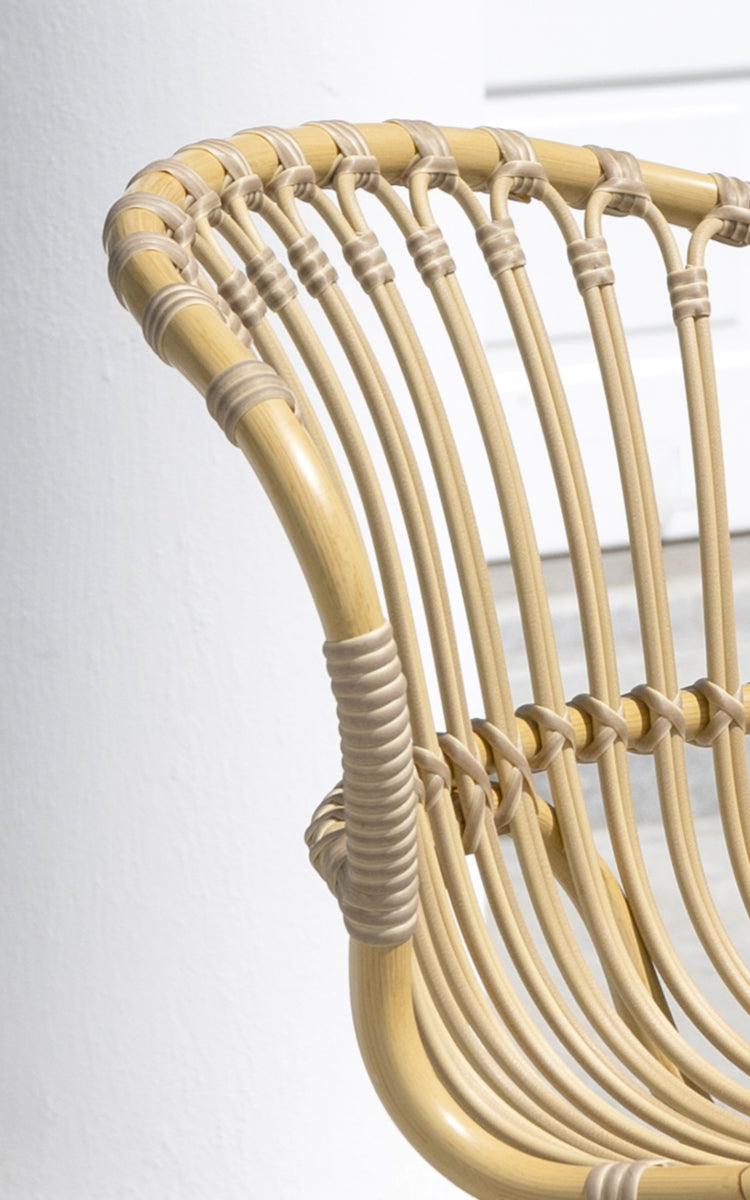 Esta es una imagen de detalle de Rita silla de comedor exterior en natural aluminium artfibre. Detalle de la textura tejida y construcción de la estructura.