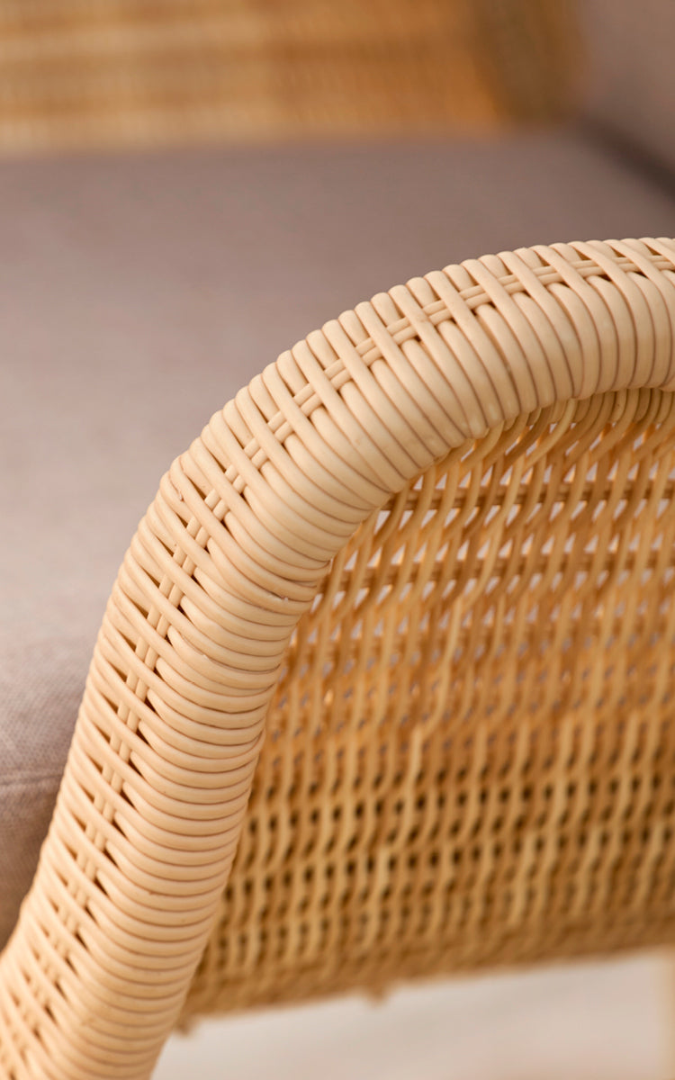 Esta es una imagen de detalle de Madame sillón lounge en natural core weave ArtFibre Aluminium.