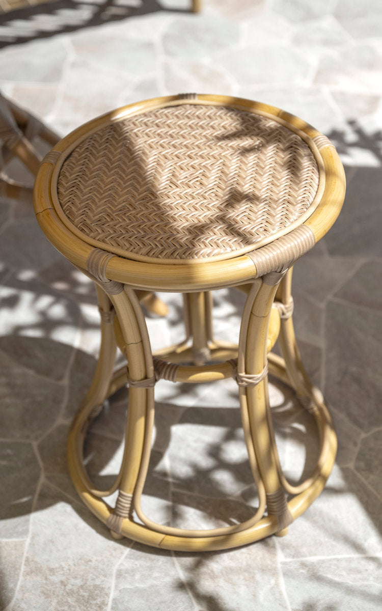 Esta es una imagen de detalle de Bella taburete exterior en natural aluminium artfibre. Asiento redondo tejido y estructura curvada.
